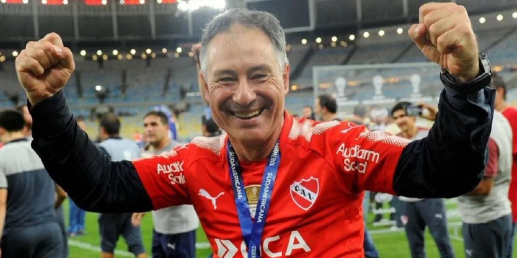 ariel holan 2017