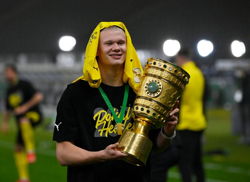 erling haaland celebra tras ganar con el borussia dortmund al rb leipzig la copa de alemania, en el olympiastadion, berlín, alemania