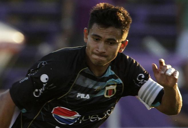 olivera of uruguay's defensor sporting and saritama of ecuador's deportivo quito compete for ball during copa libertadores soccer match in montevideo