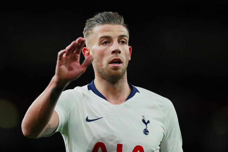 foto de archivo. el jugador del tottenham toby aldelweireld durante el partido por los cuartos de final de la copa de la liga de inglatetrra entre el arsenal y el tonttenham hotspur en el emirates stadium