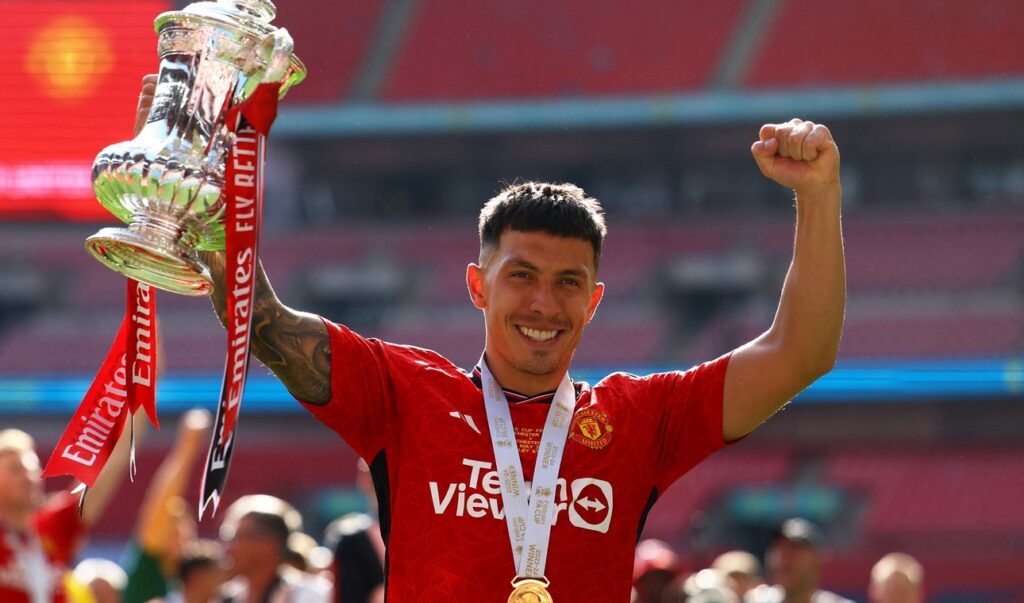 lisandro martínez 2024 mu fa r