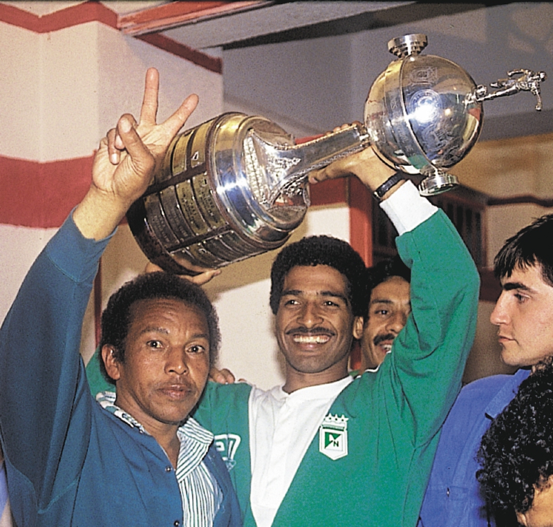 Alineación de Atlético Nacional Campeón Copa Libertadores 1989 alexis garcía (c), capitán de atlético nacional en 1989, levanta el trofeo de la copa libertadores. / archivo el espectador