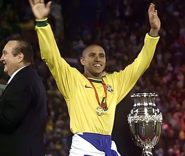 Alineación de Brasil Campeón Copa América 1999 roberto carlos 1999 bra ca r