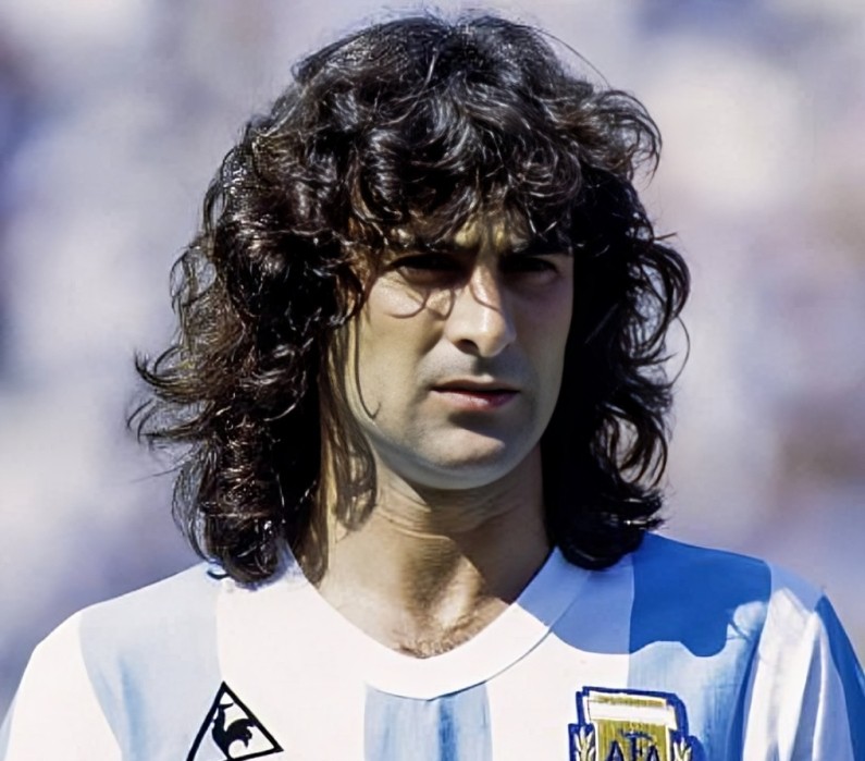 mario alberto kempes portada
